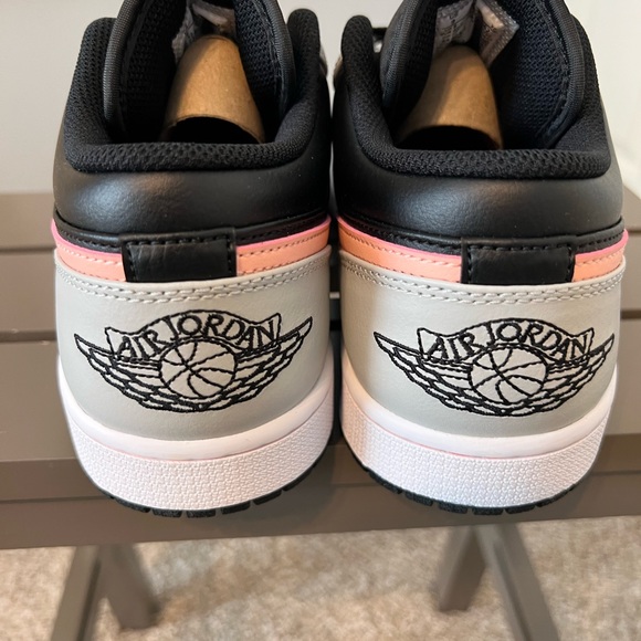 Air Jordan 1 Low - Picture 6 of 8